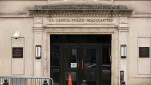 Mujer fue detenida frente a la sede de la Policía del Capitolio al cargar en su vehículo un arsenal de guerra