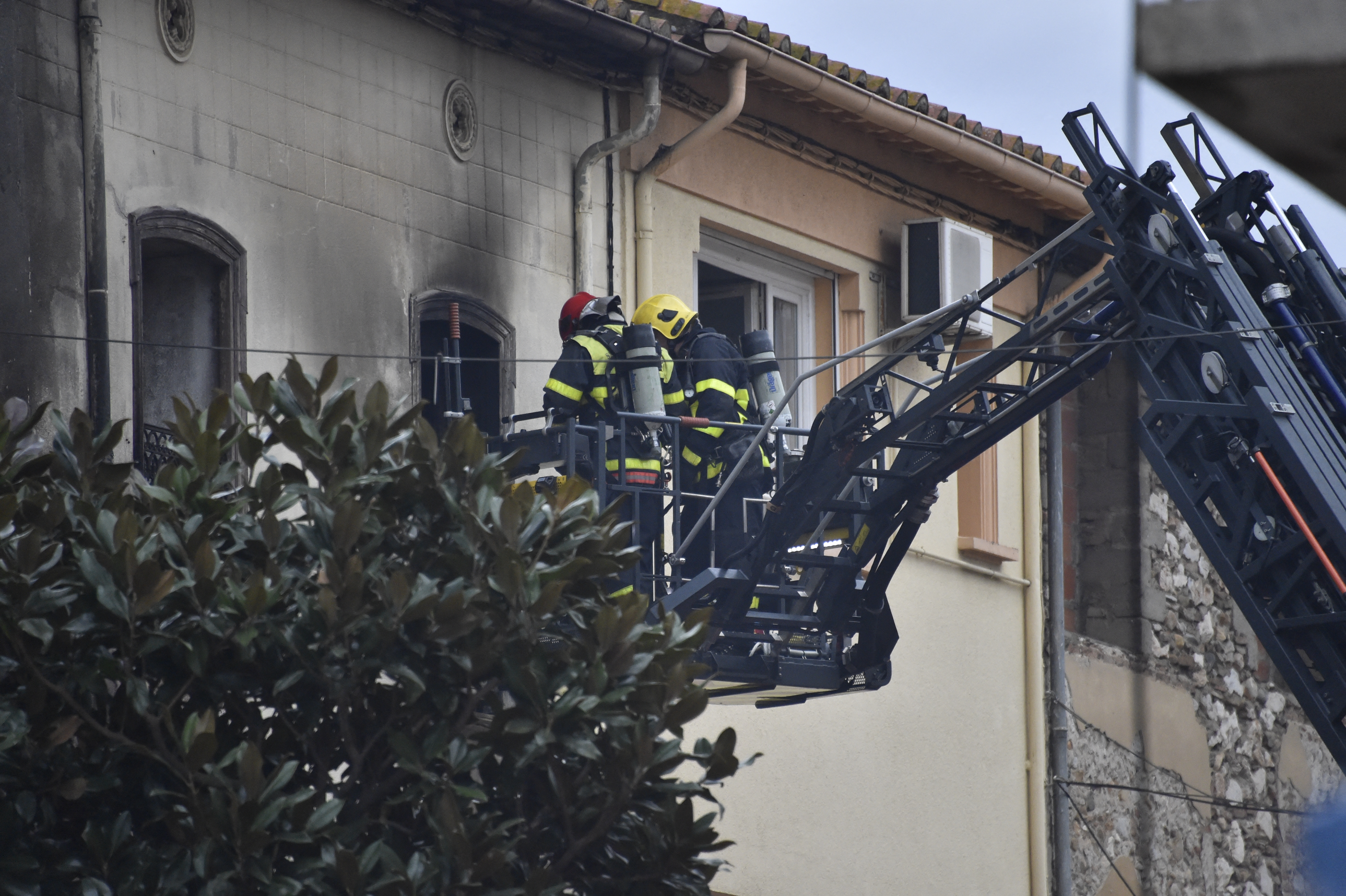 Al menos siete personas murieron en Francia tras fuerte incendio provocado por una explosión (FOTOS)