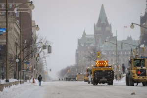 Policía recuperó la capital de Canadá tras acabar con asedio de camioneros
