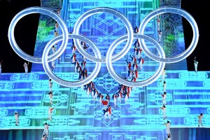 La llama olímpica ilumina el estadio de los Juegos de Pekín-2022
