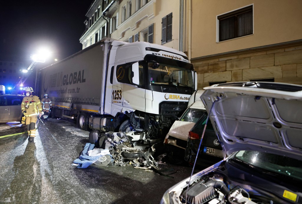 Camionero ebrio choca con decenas de carros en Alemania