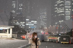 Temporal de nieve interrumpe vías de transporte en Tokio y sus alrededores
