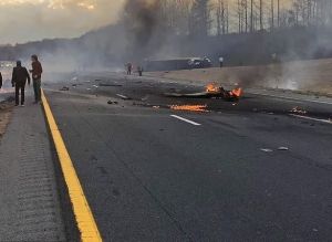 Siniestro aéreo en Carolina del Norte: Avión se estrelló contra un vehículo en plena autopista (VIDEO)