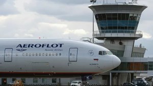 Reino Unido cierra sus cielos a Aeroflot y sanciona a bancos y empresarios rusos