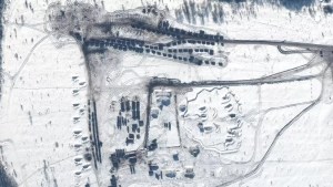 ¿Qué muestran las imágenes satelitales sobre los movimientos militares de Rusia en la frontera ucraniana?