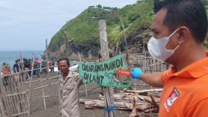 Al menos diez personas mueren arrastradas por el mar durante rito de meditación en Indonesia