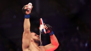 VIRAL: Este luchador bebió cerveza de los zapatos de varios fanáticos para celebrar su triunfo en la UFC (Videos)