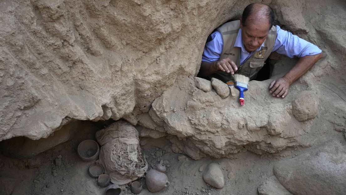 Encuentran los restos de varios niños junto a una momia “cubierta con soguillas” en Perú