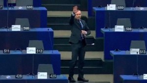 EN VIDEO: Eurodiputado búlgaro hizo el saludo nazi en plena sesión y se ganó el repudio de la Eurocámara