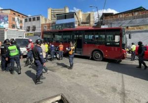 Por maniobra indebida de un motorizado, mujer fue arrollada por un metrobús en Catia