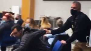 EN VIDEO: Por negarse a usar tapabocas, padre en EEUU fue sacado de una reunión escolar