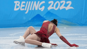 Se cayó, rompió en llanto y le llovieron críticas: el drama de la patinadora Zhu Yi en los Juegos Olímpicos de Invierno