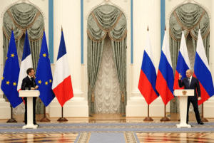 La razón por la que Macron tuvo que mantenerse distante de Putin durante cumbre en Moscú