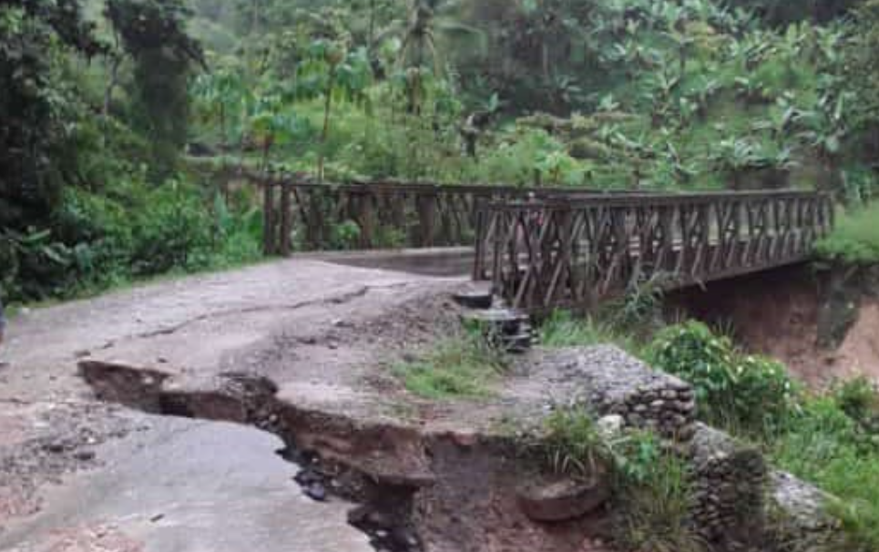 Aguaceros crearon derrumbes en la vía El Vigía-La Blanca: afectaron el puente sobre Quebrada La Virgen