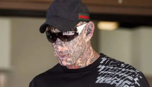 El motociclista más tatuado del mundo es tan aterrador que la policía le ordenó que se cubriera con maquillaje