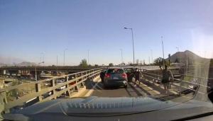 VIDEO: Embistió con su camioneta a delincuentes que iban a asaltarlo en un puente de Chile