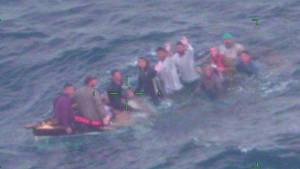 “No hubieran sobrevivido”: El relato de un guardacostas al rescatar a seis cubanos en aguas de Florida