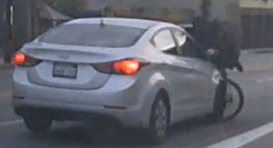 Dramático momento en California: Conductor atropelló a un ciclista y luego se dio a la fuga (VIDEO)