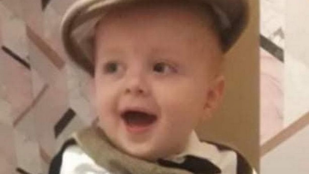 Murió un bebé de un año por quemaduras químicas internas al tragarse la pila de un juguete en Reino Unido
