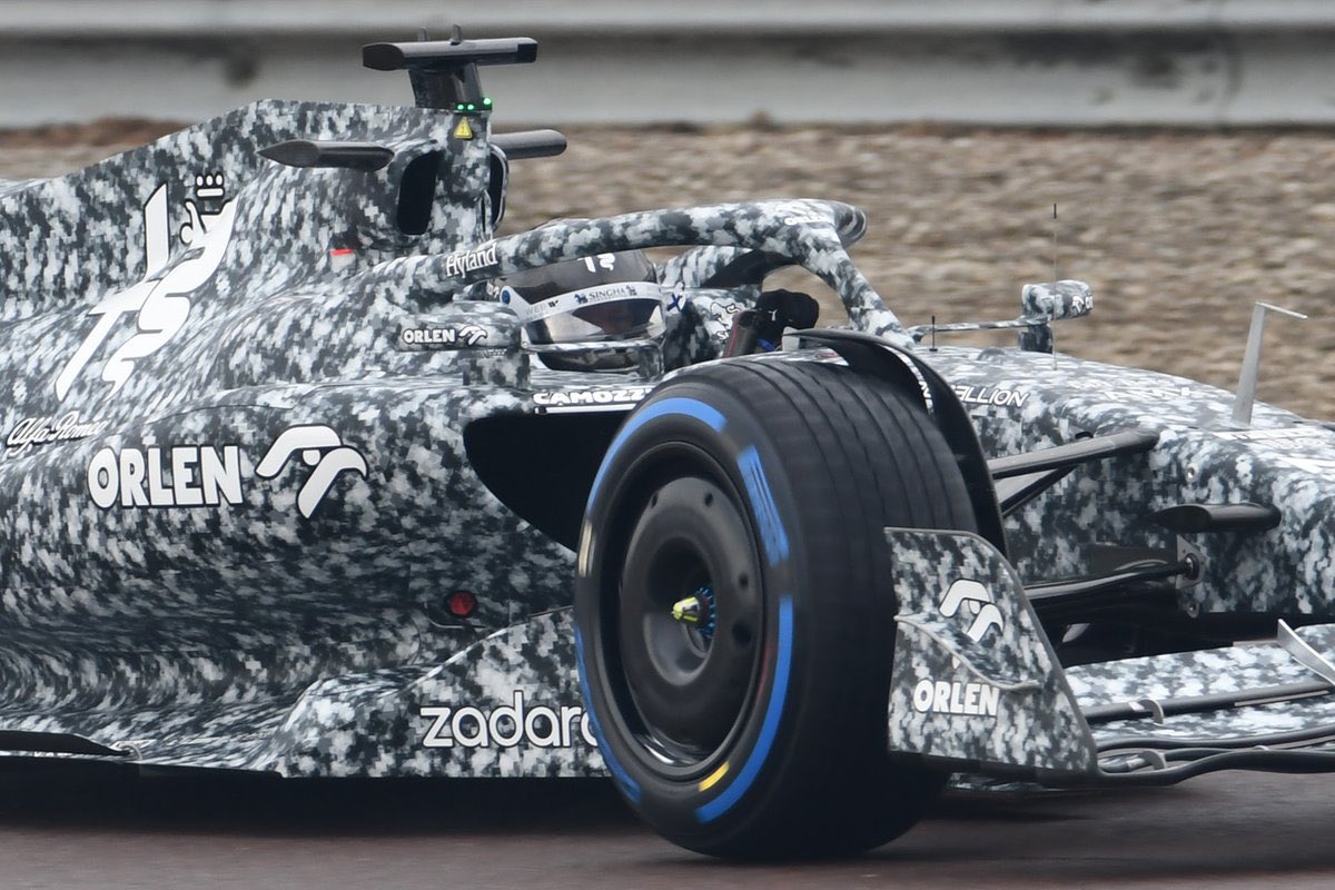 “Auto de F1 camuflado”: la sorpresa del primer día de entrenamiento que llamó la atención de todos