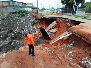 Se desplomó el puente Los Aceiticos en Ciudad Bolívar y al chavismo parece no importarle (Fotos)