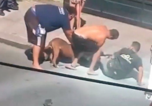 Brutal ataque de un pitbull contra un albañil que caminaba por la calle (Video)