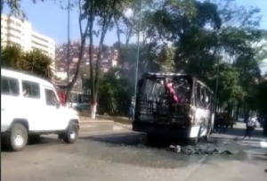 FOTOS: Se incendió una camioneta de pasajeros en la avenida Intercomunal de El Valle #22Feb