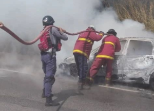 Sofocaron combustión de vehículo en la Cota Mil que provocó incendio en El Ávila (FOTOS)