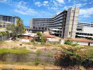 “Todo quedó en veremos”: obreros piden reactivación de construcción de hoteles en La Guaira