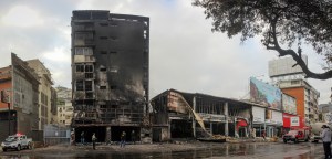 Rescoldos en Cine Citta: Reportaron nuevas llamas dentro del edificio ya consumido (Foto)