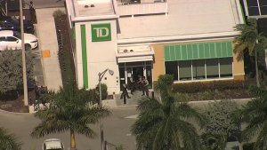 Escena de caos y tensión en EEUU: Sujeto se atrinchera tras intentar robar un banco en Miami