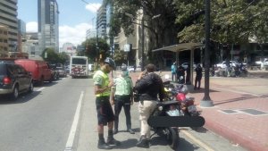 Realizan operativo en Chacao para concienciar a motorizados sobre el uso del casco