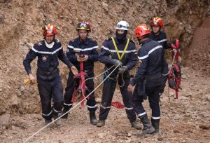 Rescatistas marroquíes ingresan al túnel para rescatar al pequeño Rayan