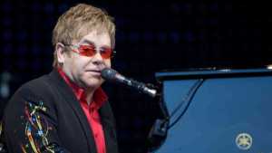 Elton John se salvó de una tragedia tras abordar un peligroso vuelo rumbo hacia EEUU