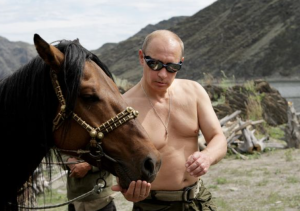 Putin, el sujeto que atemoriza a la humanidad: sus momentos más extraños, monta en topless a caballo y abraza a un gatito
