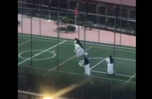 Video: la alegría de cuatro monjas jugando fútbol que es tendencia en redes