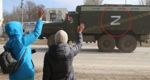 ¿Qué significa la “Z” pintada en los tanques rusos que invaden a Ucrania?