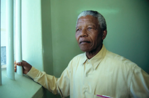 El día que Mandela recuperó la libertad: 27 años en celdas húmedas, sometido a trabajos forzados y aislado del mundo
