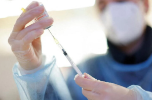 Muertes por Covid-19 bajaron más de 80% en poblaciones con altas tasas de vacunación