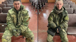 Imágenes: Militares de Putin se quedaron varados en Ucrania, pidieron gasolina en una estación de policía… ¡y los detuvieron!