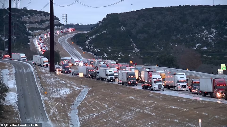 Fuertes heladas dejaron a decenas de conductores atrapados en sus vehículos en Texas