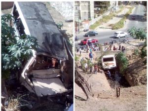 Alerta en Caricuao: un autobús cayó por una quebrada adyacente a los bloques de Ruiz Pineda #18Feb (FOTOS)