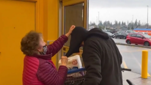 Así una anciana se enfrentó a delincuente y evitó que robara en un supermercado en Canadá (VIDEO)