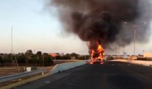 Poderoso incendió consumió un autobús de Metro Maracaibo (Video)