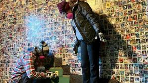 Encuentran alrededor de 1.600 tarjetas de béisbol antiguas detrás de una pared durante la renovación de una casa