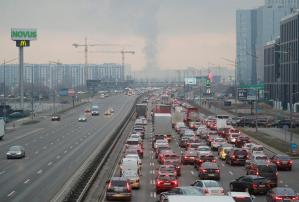 Congestión en carreteras de Kiev de la gente que quiere abandonar la ciudad al oeste del país