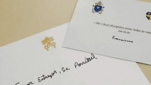 Le llegó una carta certificada desde el Vaticano, pensó que era del Papa, pero se llevó una desagradable sorpresa