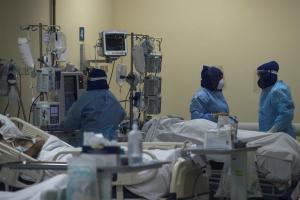 La variante ómicron dispara los ingresos a las unidades de cuidados intensivos y las muertes en Chile