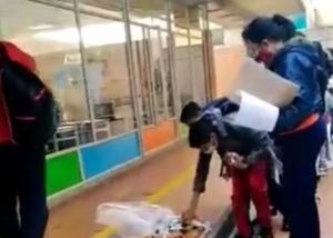 ¡Indignante! Estudiantes tuvieron que recoger su refrigerio del piso en un colegio de Colombia (VIDEO)