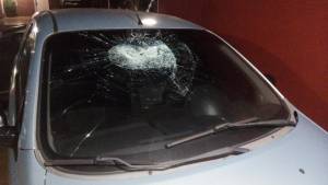 Conductores denuncian que atracadores lanzan piedras a los carros en la autopista de San Cristóbal-La Fría